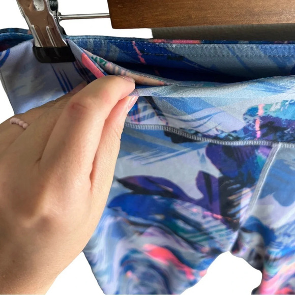 Fabletics • Define PowerHold Mid-Rise Capri - Picture 5 of 10